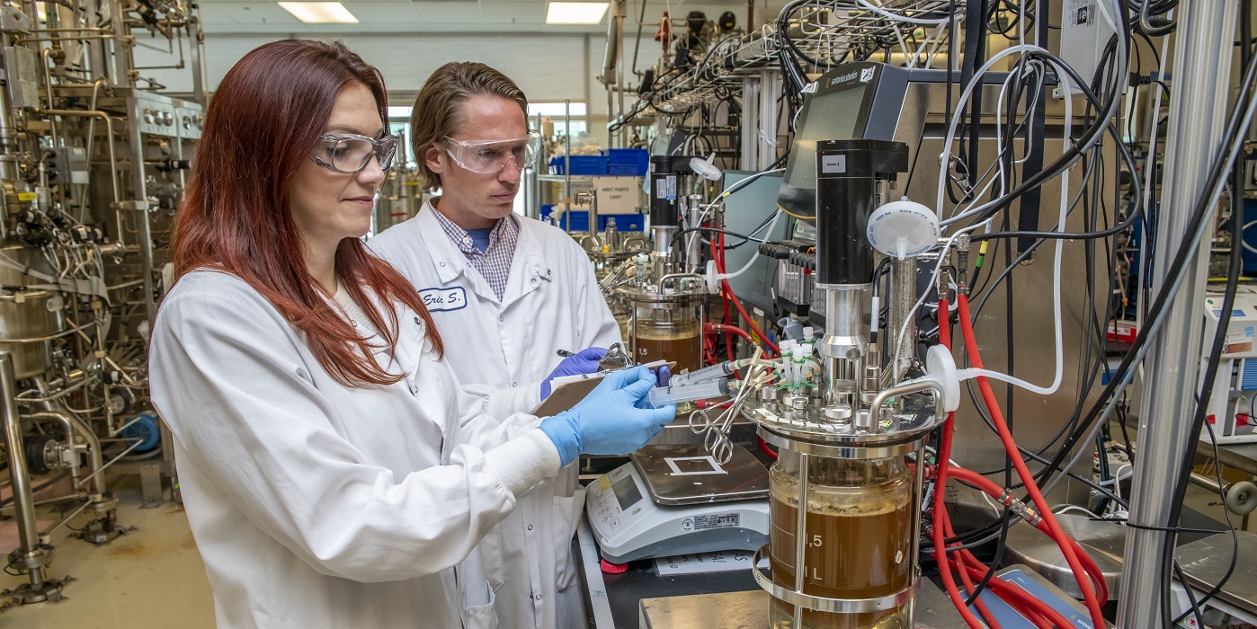 Researchers Carolina Barcelos and Eric Sundstrom at the Advanced Biofuels and Bioproducts Process Development Unit (ABPDU)